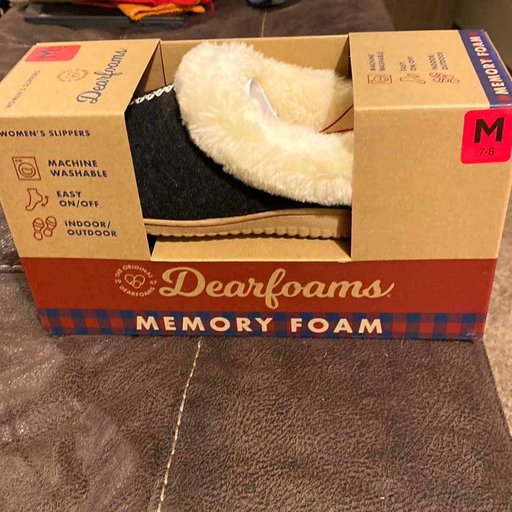 Brand new Dear foams women’s slippers